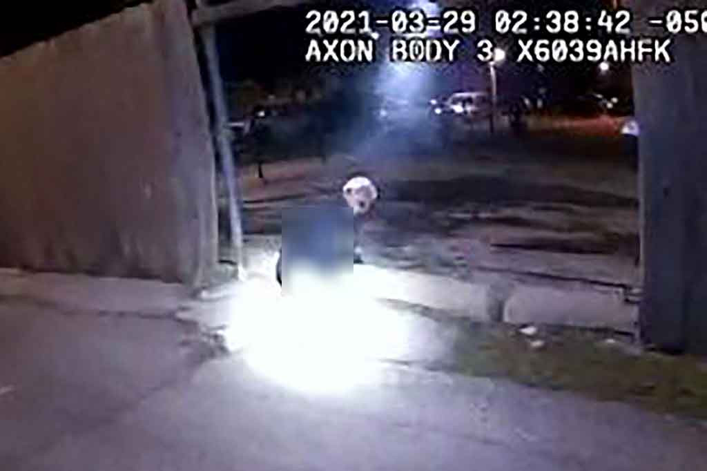 Jaksa penuntut mengatakan anak tersebut bersenjata, meskipun tidak ada senjata yang terlihat di tangannya dalam video ketika dia ditembak.