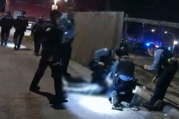 Dalam konferensi pers hari Kamis menjelang rilis video terbaru, Wali Kota Chicago Lori Lightfoot menyerukan tanggapan damai dari penduduk, sembari menggambarkan rekaman itu sebagai tidak pantas untuk ditonton.