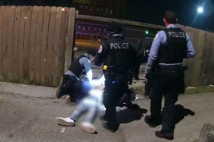 Lightfoot tidak mau berkomentar apakah Toledo - yang dimakamkan pada Jumat pekan lalu - memegang senjata ketika dia terbunuh, meski berulang kali mengatakan di awal pekan bahwa dia dibunuh.