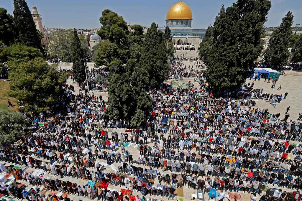 Umat Muslim Palestina melansanakan Salat Jumat pertama bulan suci Ramadan, di kompleks Masjid Al-Aqsa, situs tersuci ketiga umat Islam, di Kota Tua Yerusalem, pada Jumat, 16 April 2021.