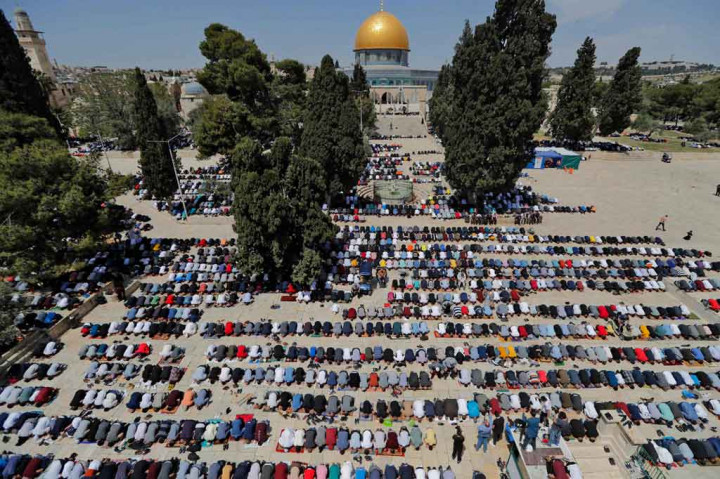Ribuan warga Palestina berduyun-duyun ke Masjid Al-Aqsa di Yerusalem timur yang dicaplok Israel pada Jumat pertama bulan suci Ramadhan. Ini merupakan pertemuan terbesar sejak pandemi virus korona.