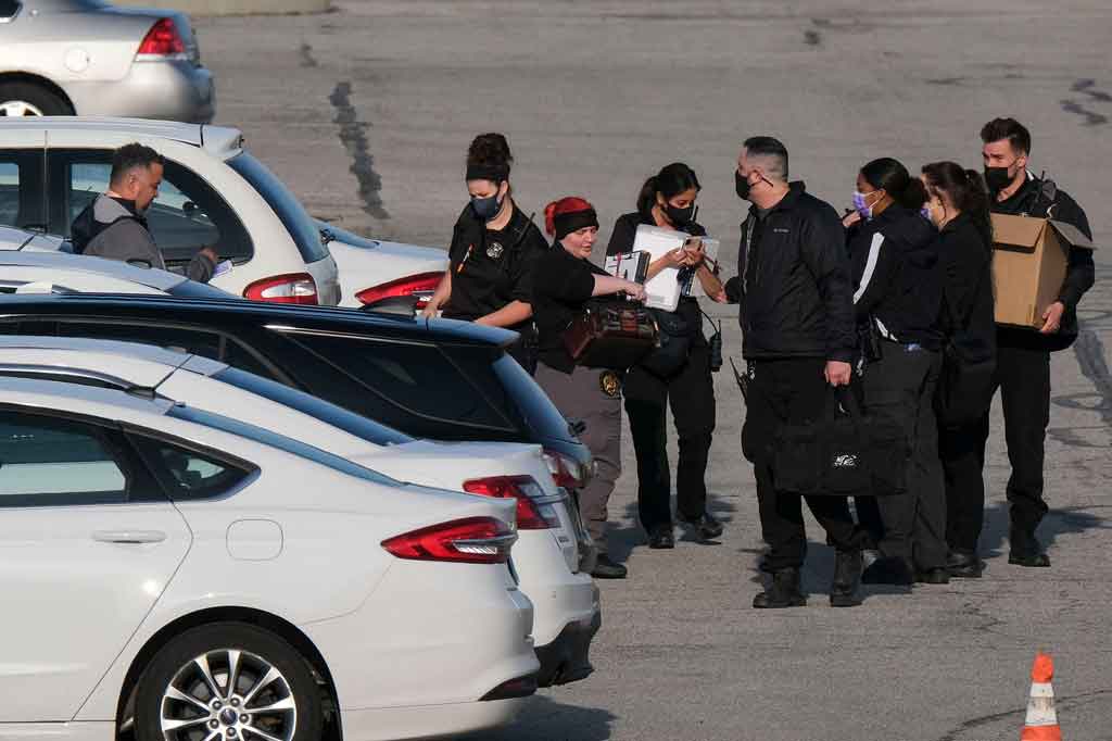 Polisi menyatakan bahwa empat orang dengan luka tembak diangkut dengan ambulans, termasuk satu orang dalam kondisi kritis. Tiga diangkut dengan luka lainnya, sementara dua lainnya dirawat di tempat kejadian dan kemudian dibebaskan.