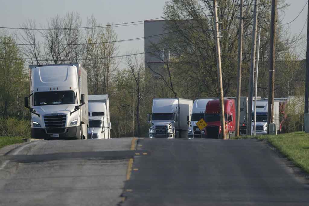 Seorang pria yang bekerja di tempat tersebut mengatakan bahwa dia melihat pria bersenjata itu mulai menembak dan mendengar lebih dari 10 tembakan. 