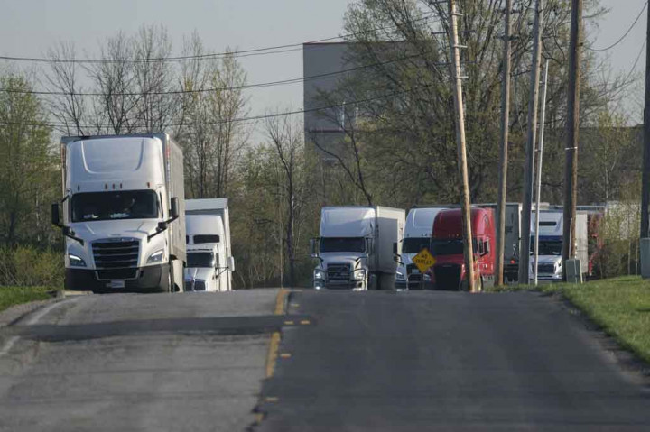 Seorang pria yang bekerja di tempat tersebut mengatakan bahwa dia melihat pria bersenjata itu mulai menembak dan mendengar lebih dari 10 tembakan. 