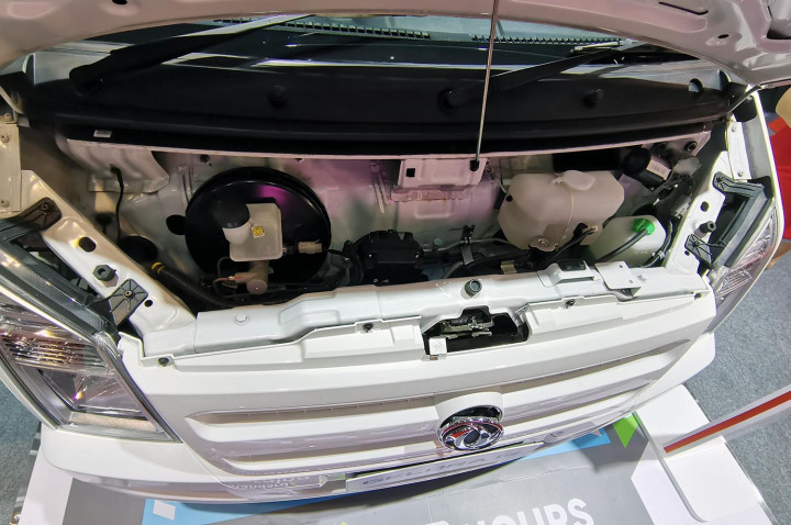 Di kap depan sudah tidak tersedia mesin bahan bakar, berganti dengan baterai dan motor listrik.