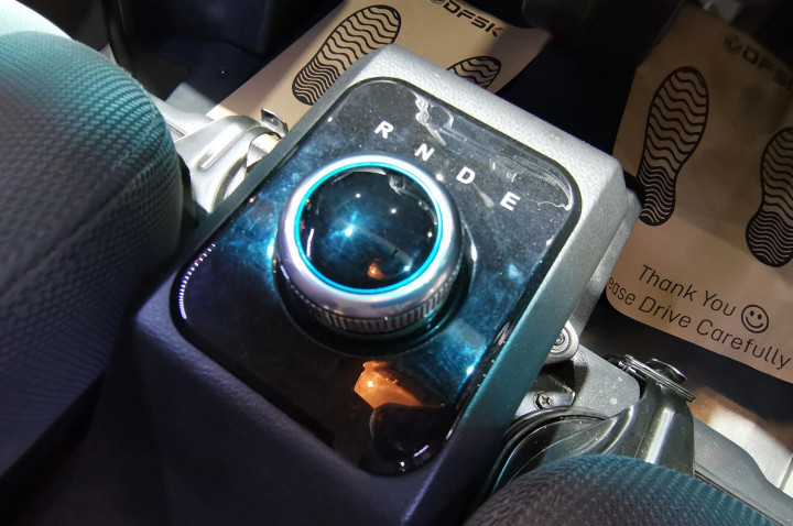 Sistem baterai sebagai sumber penyimpanan daya didukung dengan pengisian fast charging sebanyak 20-80 persen hanya membutuhkan waktu 80 menit, dengan jarak tempuh berkendara hingga 300 kilometer berdasarkan NEDC (New European Driving Cycle).