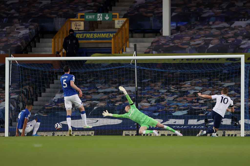 Tottenham lebih dulu membuka keunggulan pada menit ke-27, memanfaatkan kesalahan umpan Michael Keane yang menyundul bola tepat ke arah Harry Kane di dalam kotak penalti. Kane kemudian dengan dingin melesakkan bola ke gawang tuan rumah.