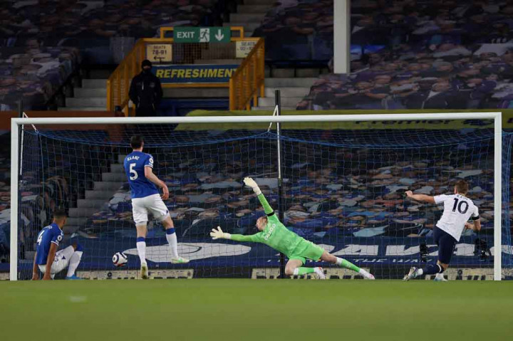 Tottenham lebih dulu membuka keunggulan pada menit ke-27, memanfaatkan kesalahan umpan Michael Keane yang menyundul bola tepat ke arah Harry Kane di dalam kotak penalti. Kane kemudian dengan dingin melesakkan bola ke gawang tuan rumah.