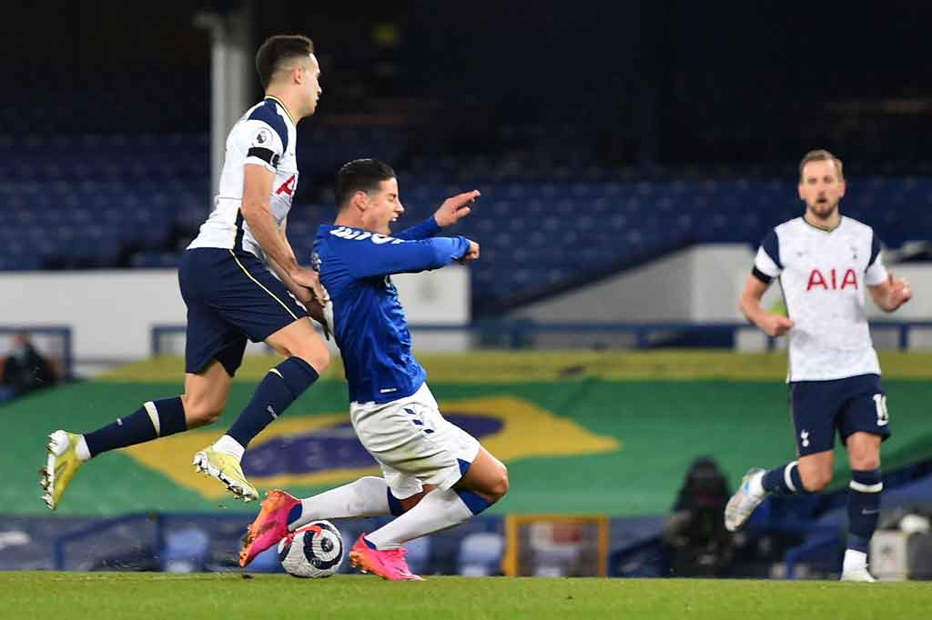 Beberapa menit kemudian tuan rumah mendapat hadiah penalti setelah Sergio Reguilon menjatuhkan James Rodriguez di dalam kotak terlarang.