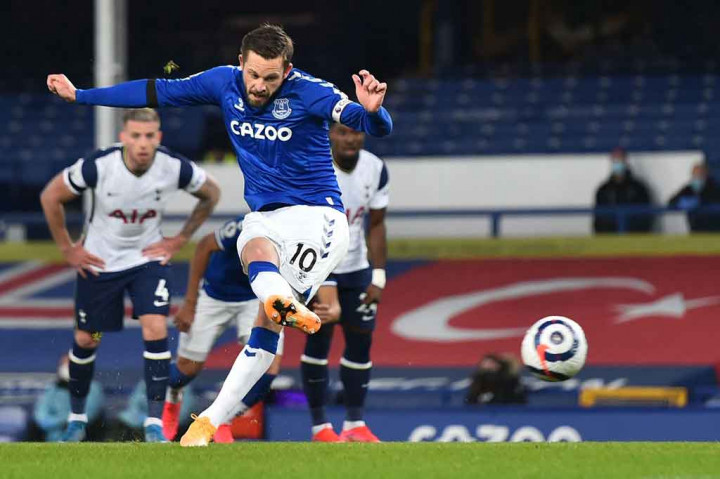 Gylfi Sigurdsson yang bertindak sebagai algojo mampu membuat Everton menyamakan kedudukan menjadi 1-1.