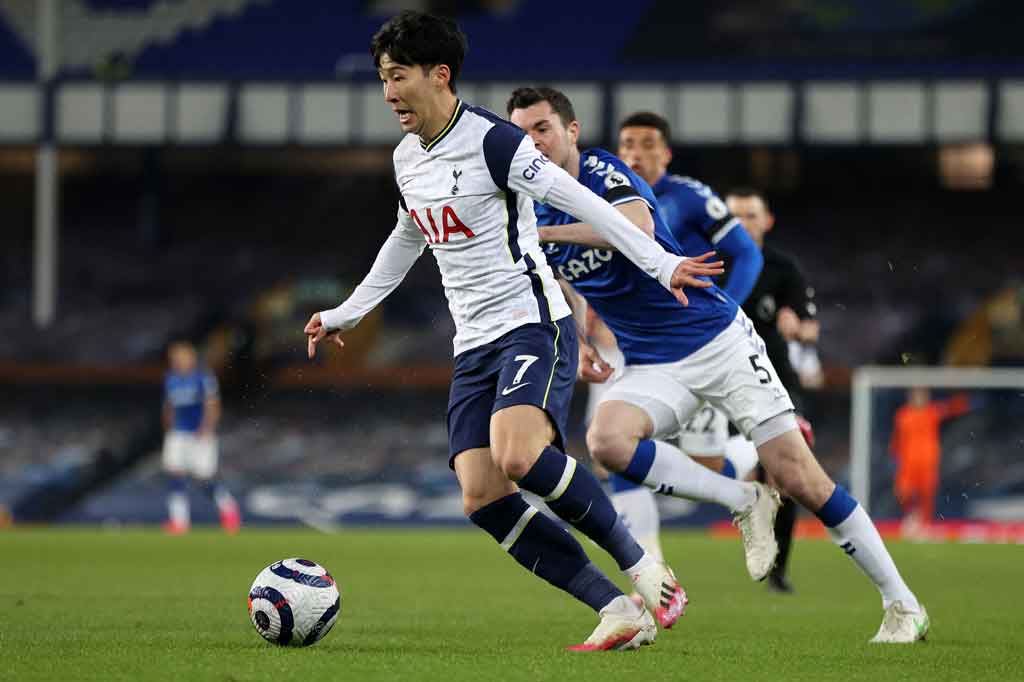 Tujuh menit babak kedua berjalan, Tottenham hampir merestorasi keunggulan mereka lewat tembakan Son Heung-min. sayang bola masih bisa ditepis kiper Everton Jordan Pickford.