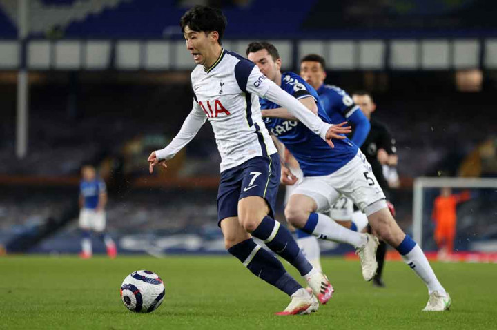 Tujuh menit babak kedua berjalan, Tottenham hampir merestorasi keunggulan mereka lewat tembakan Son Heung-min. sayang bola masih bisa ditepis kiper Everton Jordan Pickford.