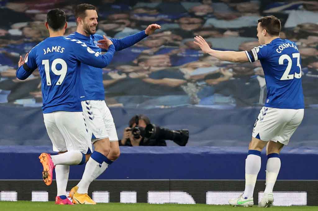 Pada menit ke-62, Everton sukses berbalik memimpin atas Tottenham lewat Sigurdsson yang mengakhiri umpan satu dua sentuhan bersama Richarlison dengan tembakan voli yang bersarang ke pojok kiri bawah gawang tim tamu.