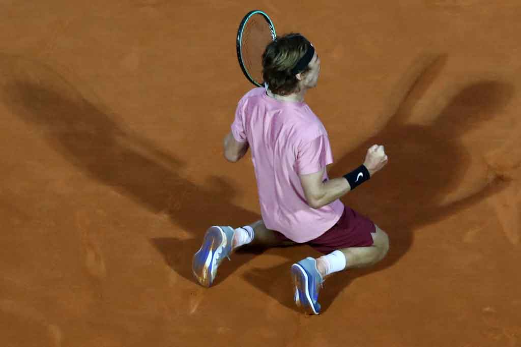 Petenis Rusia Andrey Rublev melakukan selebrasi usai memastikan diri melaju ke semifinal turnamen Monte Carlo Masters di Monaco, Sabtu, 17 April 2021 WIB.