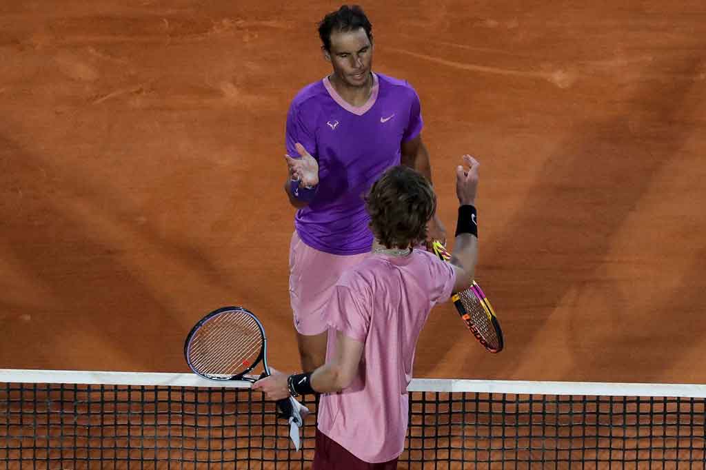 Kejutan kembali terjadi di turnamen tenis Monte Carlo Masters. Unggulan ketiga Rafael Nadal menyusul unggulan pertama Novak Djokovic tersingkir dari turnamen tersebut. Petenis peringkat tiga dunia tersebut dikalahkan Andrey Rublev di babak perempat final pada Sabtu, 17 April 2021 WIB.