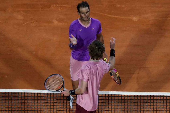 Kejutan kembali terjadi di turnamen tenis Monte Carlo Masters. Unggulan ketiga Rafael Nadal menyusul unggulan pertama Novak Djokovic tersingkir dari turnamen tersebut. Petenis peringkat tiga dunia tersebut dikalahkan Andrey Rublev di babak perempat final pada Sabtu, 17 April 2021 WIB.