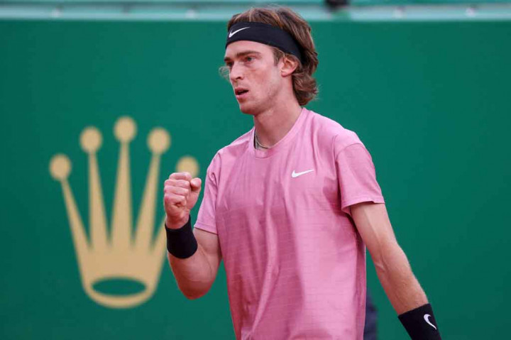 Sementara itu Rublev di semifinal akan menghadapi Casper Ruud untuk mendapatkan kesempatan meraih gelar pertamanya di tingkat ATP Masters. Sebelumnya Ruud menumbangkan juara bertahan Fabio Fognini pada perempat final 6-4, 6-3.