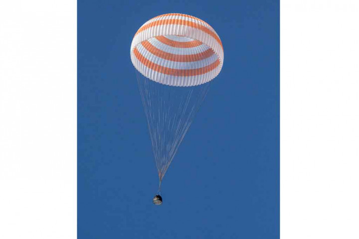 Modul Penurunan Soyuz MS-17 yang membawa astronaut dari Stasiun Luar Angkasa Internasional (ISS) bersiap mendarat di daerah terpencil dekat Kota Zhezkazgan, Kazakhstan pada Sabtu, 17 April 2021.