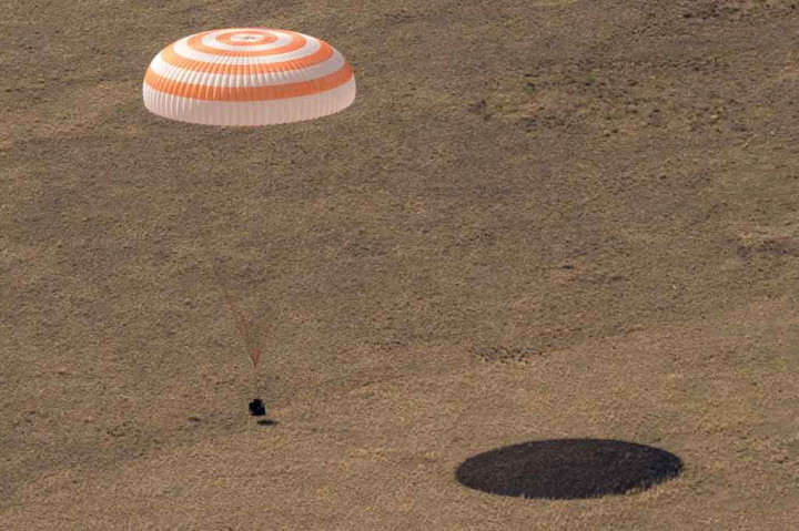 Sergei Ryzhikov dan Sergei Kud-Sverchkov dari Rusia serta Kate Rubins dari NASA mendarat di tanah tandus sekitar 150 kilometer (90 mil) tenggara kota Zhezkazgan pada pada 0455 GMT.