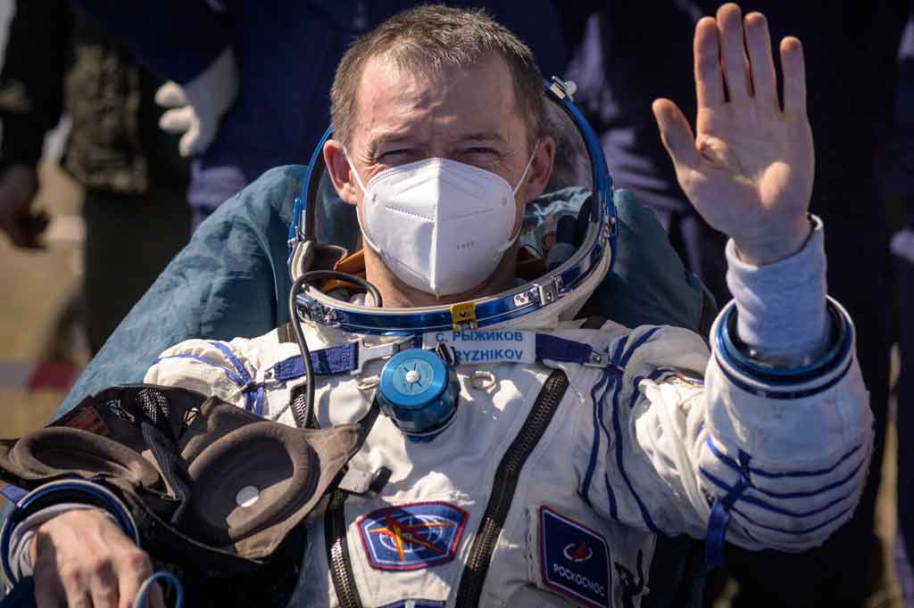 Ahli biologi molekuler Rubins, 42, dan mantan pilot militer Ryzhikov, 46, sedang menyelesaikan misi kedua mereka di luar angkasa setelah keduanya melakukan debut ISS setelah peluncuran masing-masing pada Juli dan Oktober 2016.