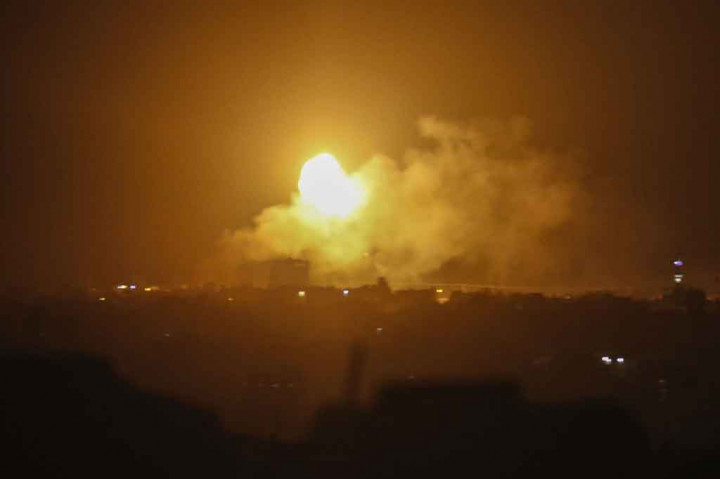 Serangan itu menghantam tempat yang oleh militer digambarkan sebagai 'target teror' yang dioperasikan oleh partai Hamas yang berkuasa di Gaza.