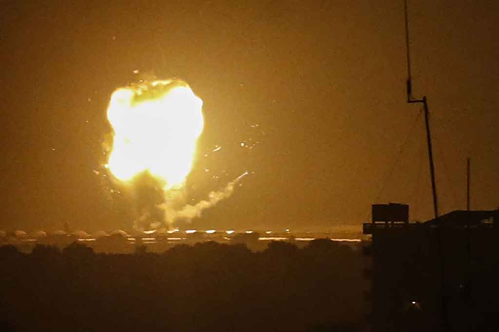 Para saksi dan sumber keamanan mengatakan serangan itu menghantam dua tempat pelatihan militan di Gaza selatan dan sasaran lain di Gaza tengah.