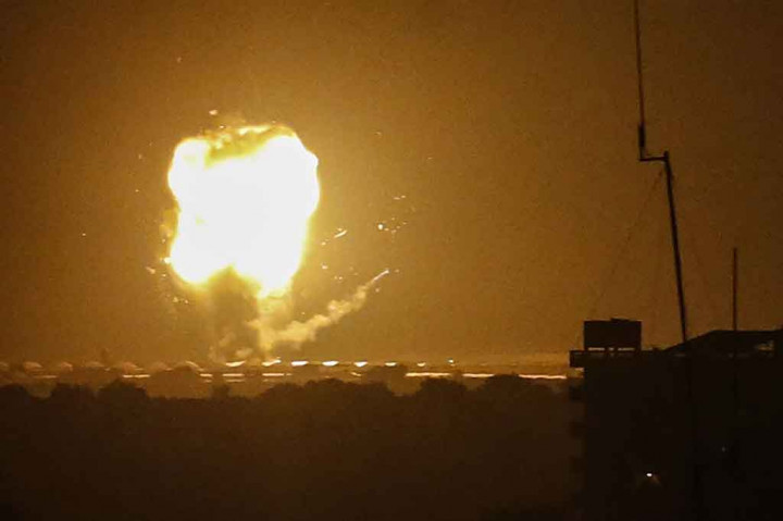 Para saksi dan sumber keamanan mengatakan serangan itu menghantam dua tempat pelatihan militan di Gaza selatan dan sasaran lain di Gaza tengah.