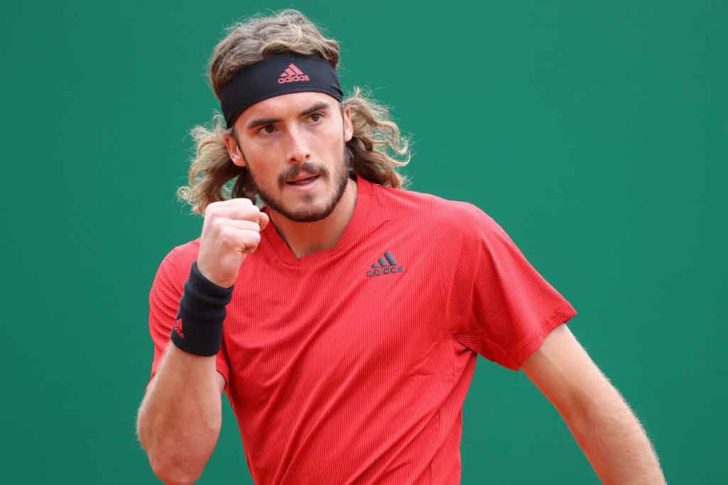Petenis Yunani Stefanos Tsitsipas melakukan selebrasi usai memastikan diri melangkah ke final turnamen Monte Carlo Masters, Sabtu, 17 April 2021. 