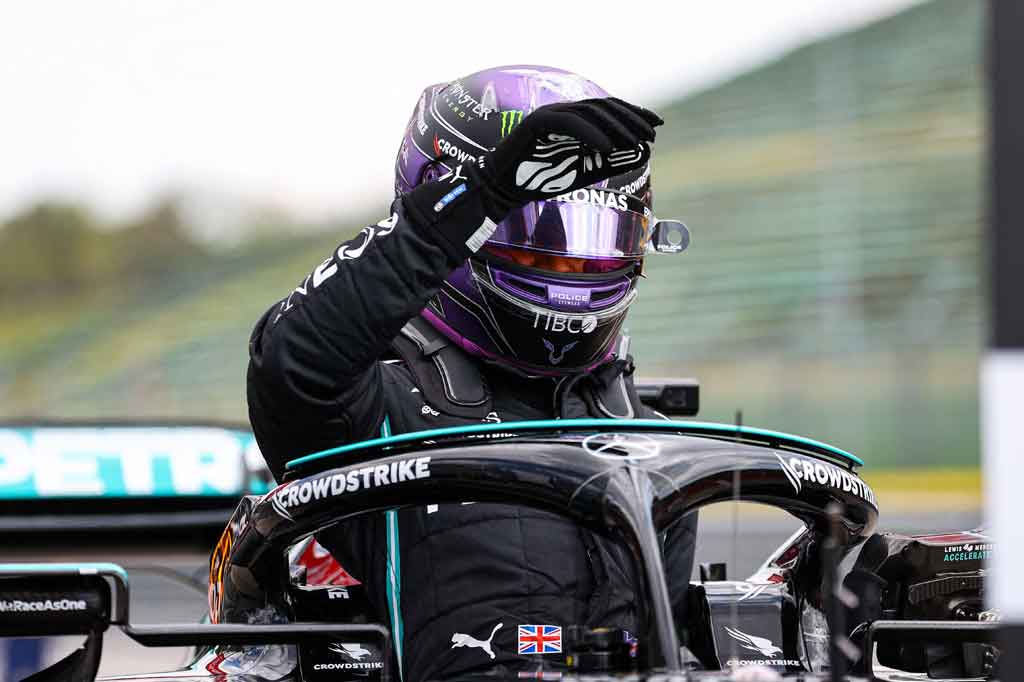 Pembalap Inggris Mercedes Lewis Hamilton keluar dari mobilnya setelah sesi kualifikasi Grand Prix Formula 1 Emilia Romagna di trek balap Autodromo Internazionale Enzo e Dino Ferrari di Imola, Italia, pada Sabtu 17 April 2021 malam.