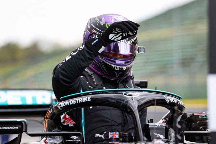 Pembalap Inggris Mercedes Lewis Hamilton keluar dari mobilnya setelah sesi kualifikasi Grand Prix Formula 1 Emilia Romagna di trek balap Autodromo Internazionale Enzo e Dino Ferrari di Imola, Italia, pada Sabtu 17 April 2021 malam.