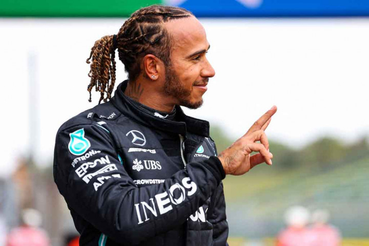 Hamilton mencetak waktu 1:14,411, mengalahkan Sergio Perez dengan margin 0,035 detik dalam perebutan pole position di Q3.