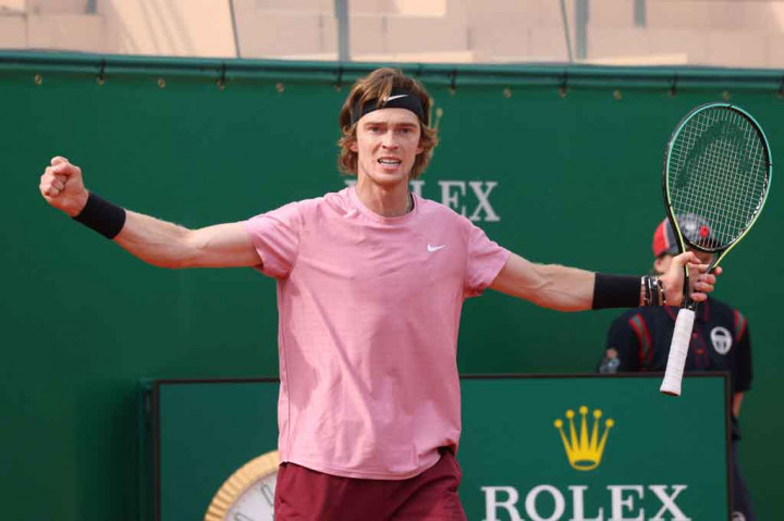 Petenis Rusia tersebut melangkah ke final turnamen Masters 1000 pertama kalinya usai menundukkan Casper Rudd dua set langsung dengan skor 6-3, 7-5, Sabtu, 17 April 2021.
