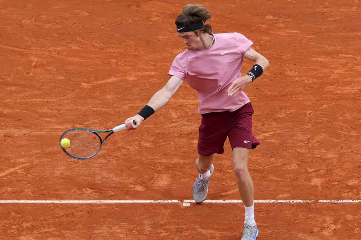 Rublev sebelumnya menundukkan raja tanah liat Rafael Nadal di perempat final dengan skor 6-2, 4-6, 6-2.