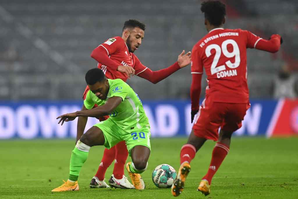 Tuan rumah lebih dulu melancarkan ancaman di awal laga. Ridle Baku memaksa kiper Manuel Neuer melakukan penyelamatan gemilang hanya delapan menit selepas sepak mula.