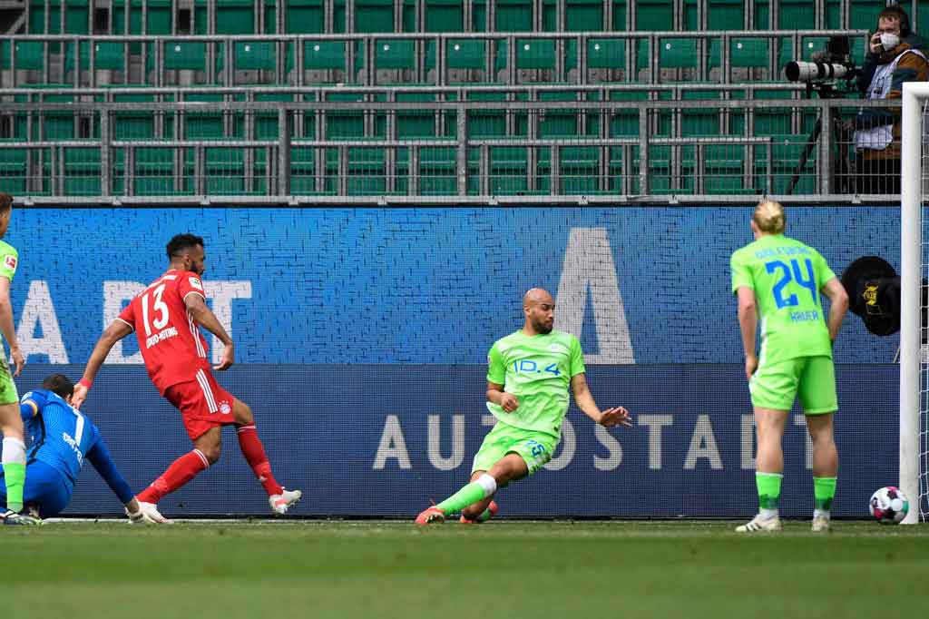 Kesalahan Casteels kembali terjadi pada menit ke-24 saat ia gagal mengamankan umpan silang David Alaba dan bola yang jatuh dari pelukannya disambar oleh Eric Maxim Choupo-Moting ke dalam gawang.