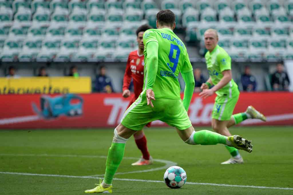 Wolfsburg sempat membalas melalui gol indah Wout Weghorst pada menit ke-35.