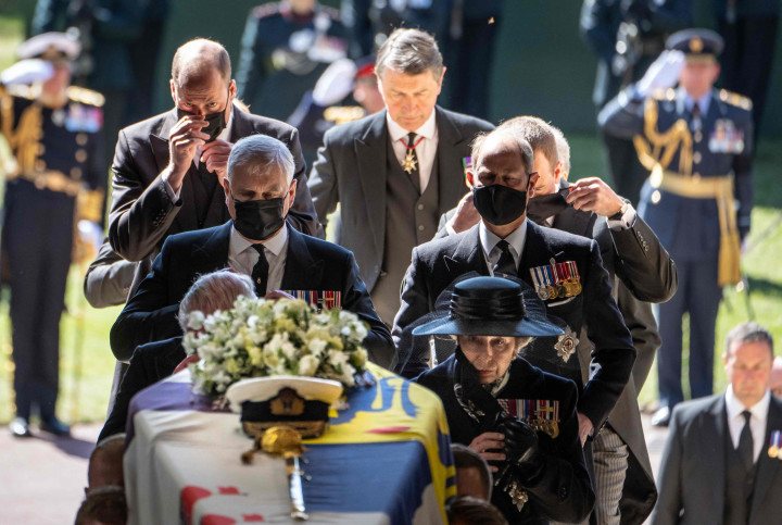 Meninggal di tengah kondisi pandemi dan ada masalah di internal keluarga kerajaan, membuat pemakamannya sedikit berbeda. Berikut beberapa fakta menarik dalam acara pemakaman Duke of Edinburgh tersebut.