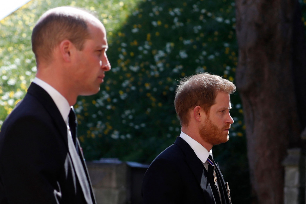 Pangeran Harry, yang memutuskan keluar dari anggota keluarga kerajaan Inggris, hadir di pemakaman kakeknya itu. Ia datang sendiri sementara istrinya, Meghan Markle, menyaksikan upacara pemakaman dari rumahnya di California.