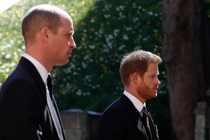 Pangeran Harry, yang memutuskan keluar dari anggota keluarga kerajaan Inggris, hadir di pemakaman kakeknya itu. Ia datang sendiri sementara istrinya, Meghan Markle, menyaksikan upacara pemakaman dari rumahnya di California.