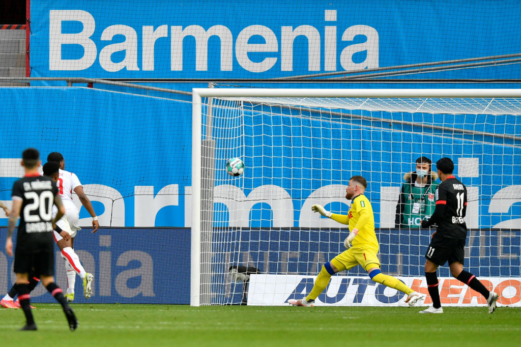 Leverkusen tampil dengan tempo cepat sejak menit pertama. 