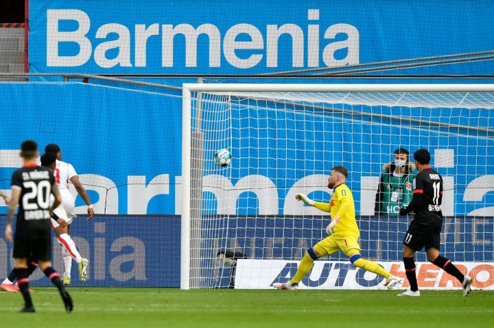 Leverkusen tampil dengan tempo cepat sejak menit pertama. 