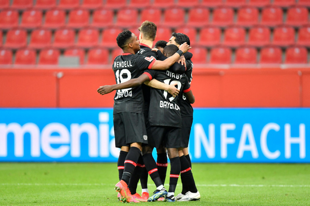 Enam menit babak kedua berjalan, Leverkusen mampu menambah keunggulan. 