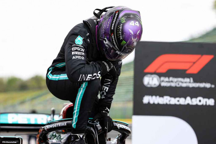 Pembalap tim Mercedes Lewis Hamilton meraih pole position ke-99 dalam kariernya di Formula 1, setelah tampil tercepat dalam babak kualifikasi Grand Prix Emilia Romagna di Imola, Italia, Sabtu, 17 April 2021 malam.