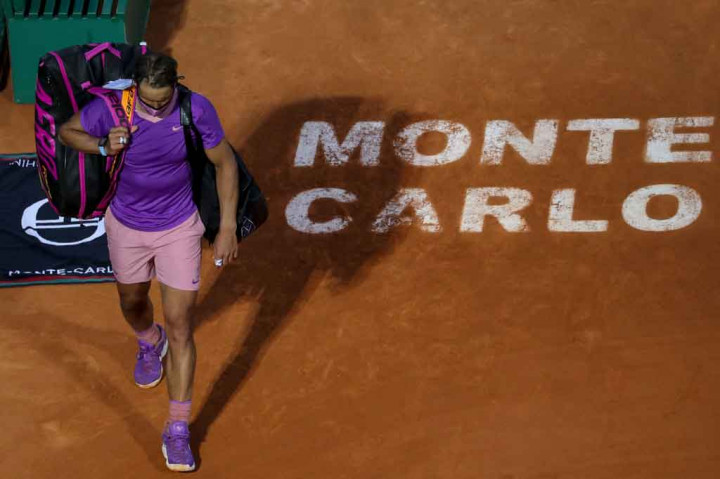 Kejutan kembali terjadi di turnamen tenis Monte Carlo Masters. Unggulan ketiga Rafael Nadal menyusul unggulan pertama Novak Djokovic tersingkir dari turnamen tersebut. Petenis peringkat tiga dunia tersebut dikalahkan Andrey Rublev di babak perempat final pada Sabtu, 17 April 2021 WIB.