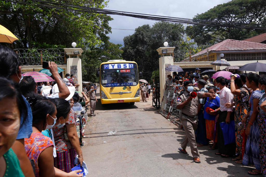 Kerabat berkumpul di sekitar bus yang membawa tahanan untuk dibebaskan di luar Penjara Insein di Yangon pada 17 April 2021.