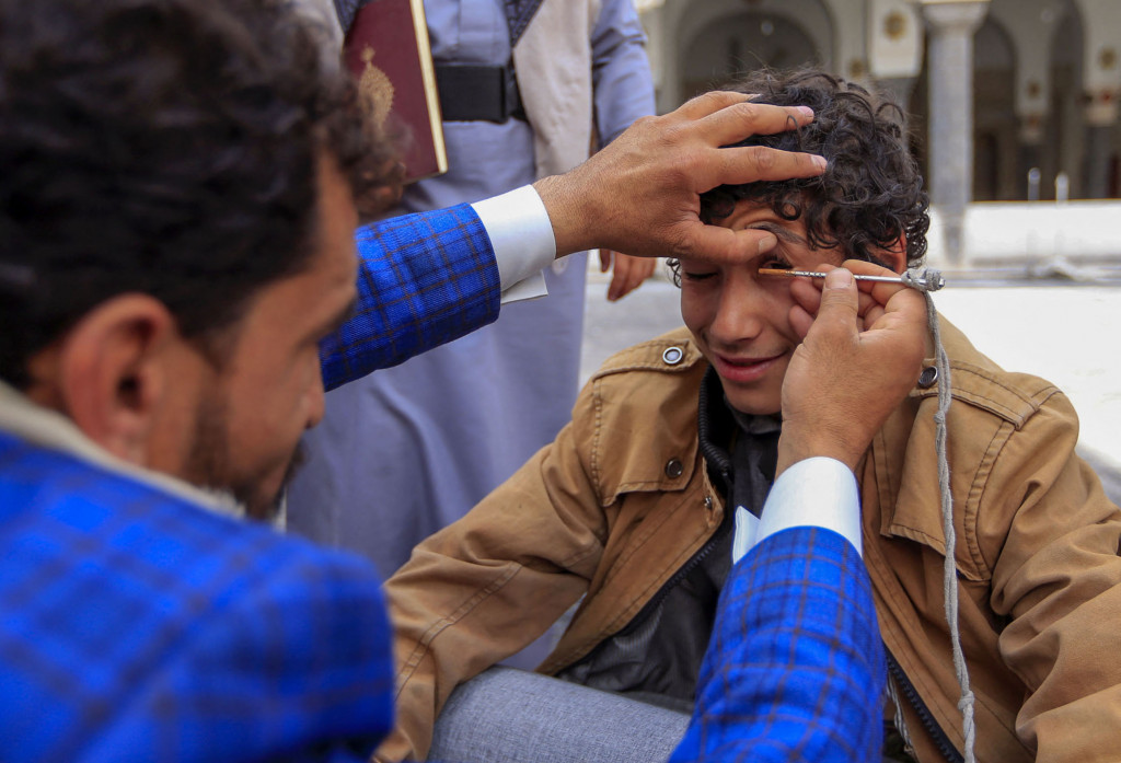 Negara-negara di seluruh dunia punya cara untuk untuk menyambut datangnya bulan suci Ramadan. Di Yaman, salah satu tradisi khas menandai Ramadhan yang masih lestari adalah aksi para pemuda yang merias mata dengan kohl.