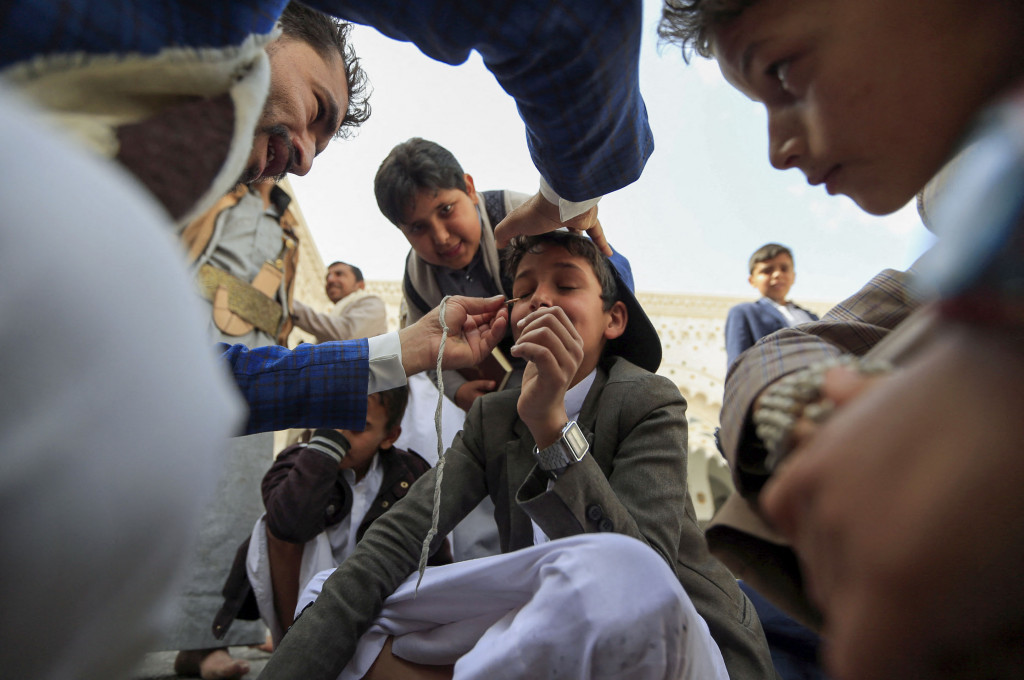 Kohl, kosmetik tradisional mirip celak, diyakini mampu membersihkan dan melindungi mata dari berbagai penyakit.  Pemakaian kohl selama Ramadan sudah menjadi tradisi bagi muslim di Yaman dan beberapa negara di Timur Tengah.