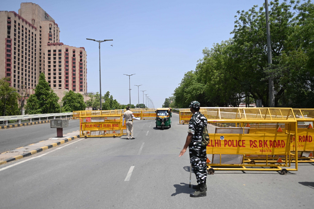 Pemerintah New Delhi, Ibukota India, memutuskan untuk memberlakukan lockdown usai mencatatkan angka kasus harian virus korona (Covid-19) hingga tiga kali lipat dari Amerika Serikat, negara dengan kasus Covid-19 tertinggi di dunia.