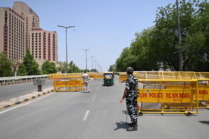 Pemerintah New Delhi, Ibukota India, memutuskan untuk memberlakukan lockdown usai mencatatkan angka kasus harian virus korona (Covid-19) hingga tiga kali lipat dari Amerika Serikat, negara dengan kasus Covid-19 tertinggi di dunia.