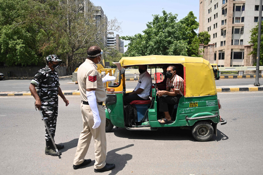 Sejumlah polisi juga ditempatkan di jalan-jalan di New Delhi untuk memeriksa kendaraan yang berlalu lalang.